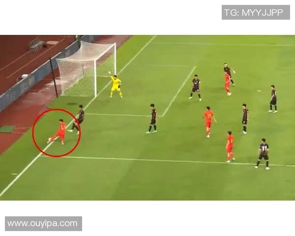 足球场看台上的球星与球迷互动瞬间引发全场欢呼与热议