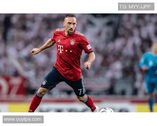 足球球星跪地庆祝瞬间解析：背后深意与情感表达的多重解读