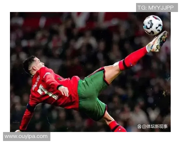 那位足球明星错失机会踢中横梁令人遗憾的瞬间解析