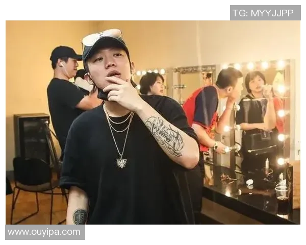 长相酷似足球明星的普通人现身街头引发围观网友热议人类与偶像的相似性探讨